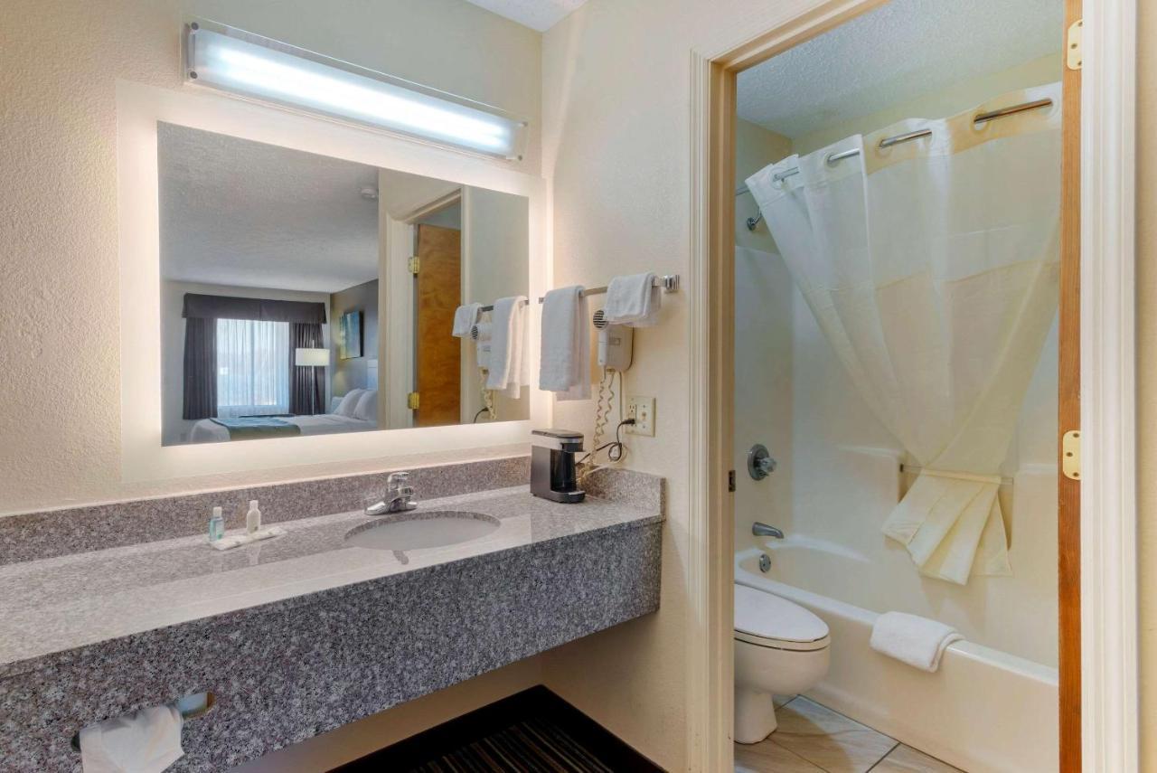 Quality Inn Ешберн Екстер'єр фото